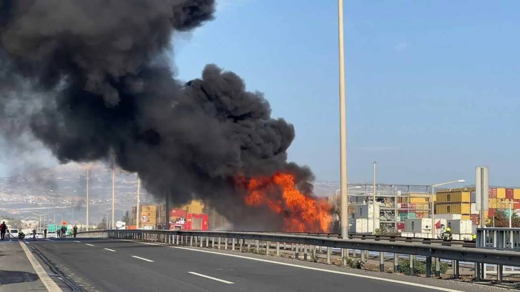 Mersin’de Mazot Yüklü Tanker Alev Aldı: Gökyüzü Siyaha Büründü! 7